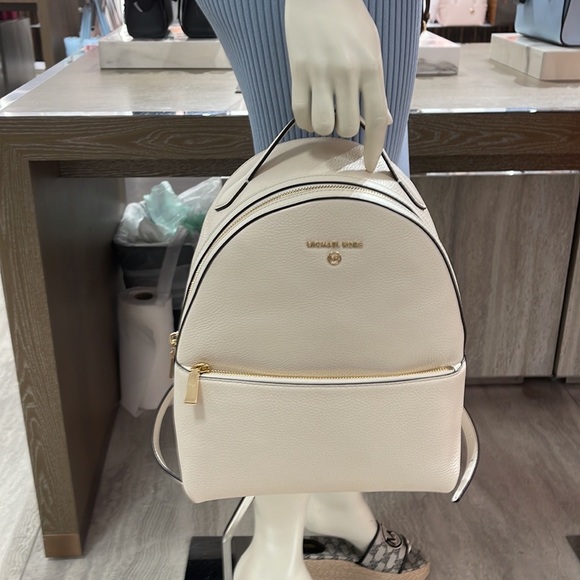 Michael Kors Women's Valerie Medium Pebbled Leather Backpack
Light Cream 
NWT - Picture 2 of 16